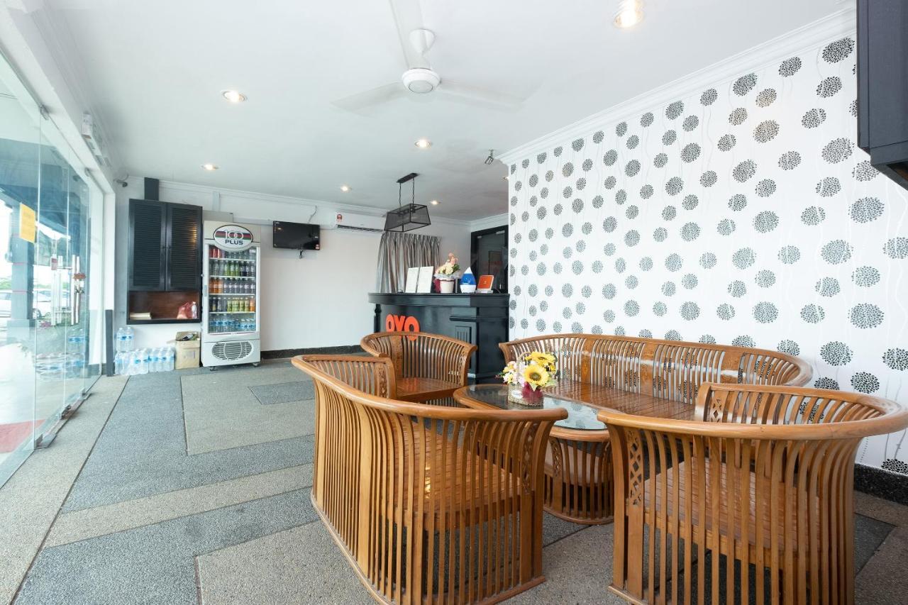 Oyo 90050 V Hotel Teluk Intan Exterior photo