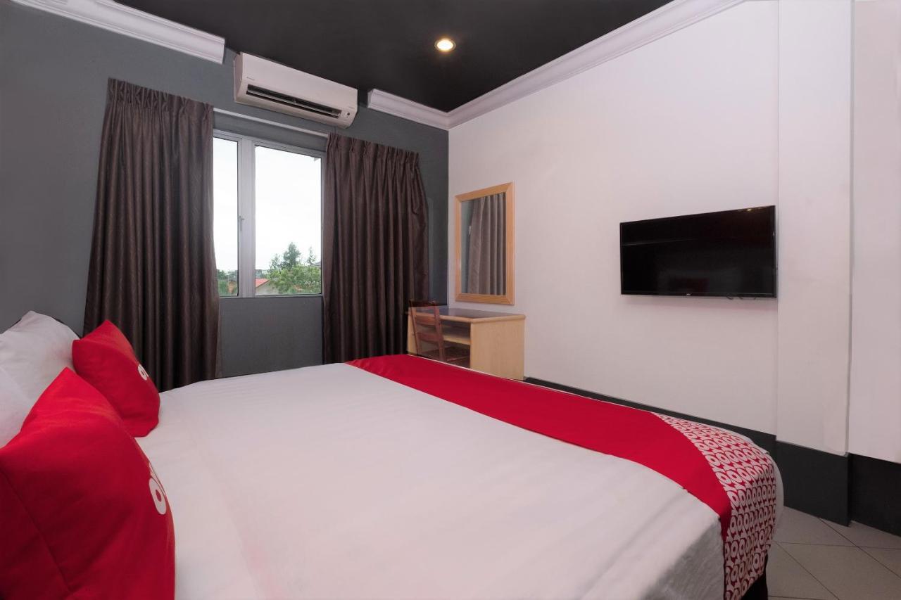 Oyo 90050 V Hotel Teluk Intan Exterior photo